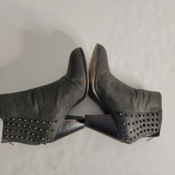 Steve Madden 9.5 Boots Acedd Leather Spiked Studs Ankle Booties PLL - Picture 6 of 9